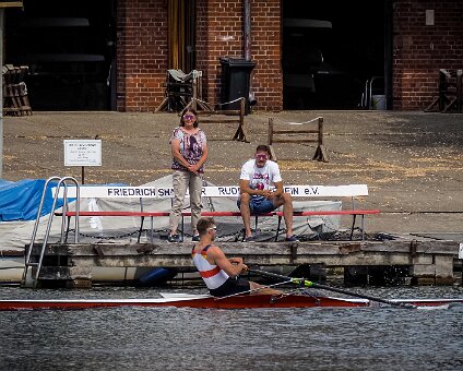 Unter strengen Blicken